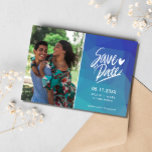 Anúncio Foto azul simples Casamento moderno Salve a data<br><div class="desc">Faça seus convidados animados para o seu grande dia com nosso casamento de fotos modernas e azuis,  salve a data. Este cartão apresenta uma bela foto de você e seu parceiro,  juntamente com todos os detalhes importantes que seus convidados precisam saber.</div>