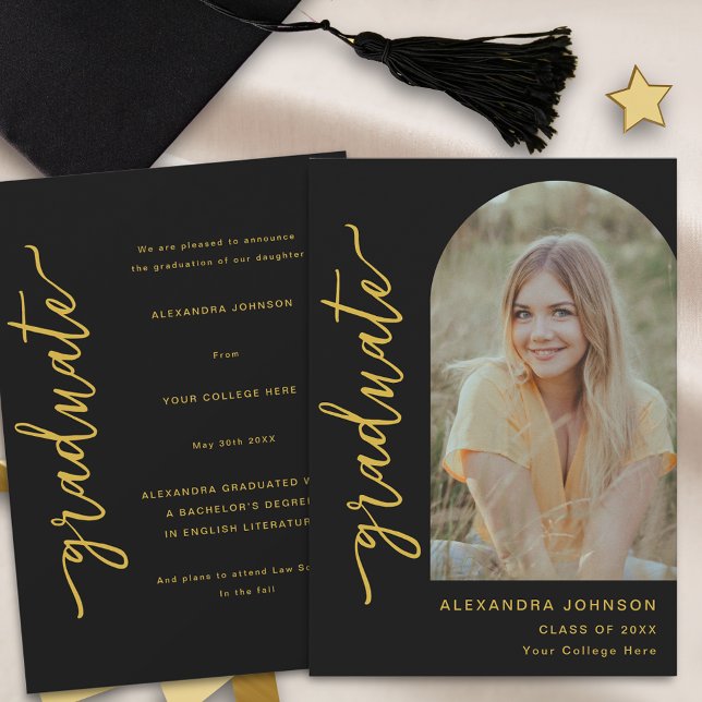 Anúncio Foto de Arquitetura Moderna (Modern trendy black and gold script arch photo graduation announcement card)