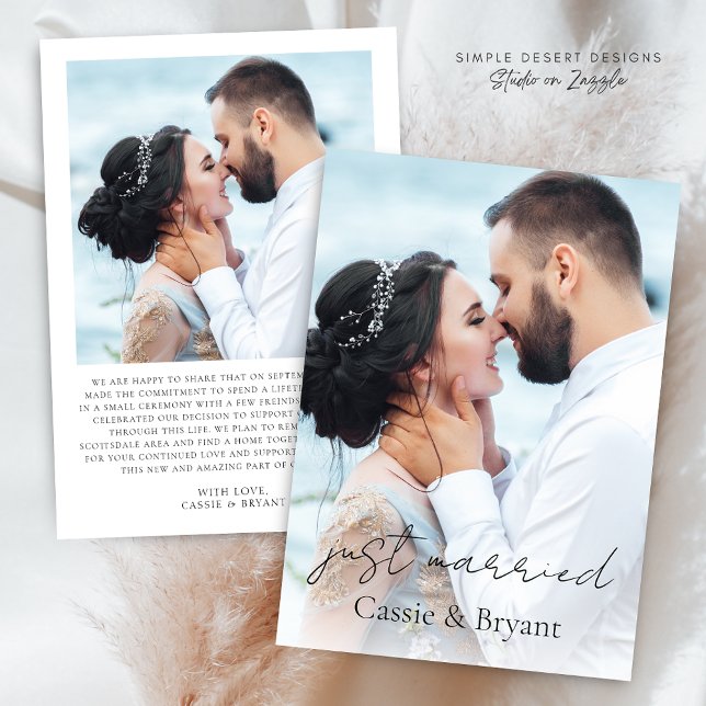Anúncio Foto de Casamento de Script de Recem casados Preto (Modern Elegant Script 2 Photo Just Married Wedding Announcement with Personal Message and Typography)
