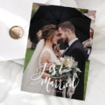 Anúncio Foto De Casamento De Script Elegante Do recem casa<br><div class="desc">Um cartão de modelo de anúncio de casamento moderno e elegante, com um texto de cobertura de tipografia com letras brancas, com espirais que diz "Recem casados" com seus nomes. Personalize este produto adicionando duas imagens. Uma das fotos vai na parte de trás do cartão com seu casamento e obrigado...</div>