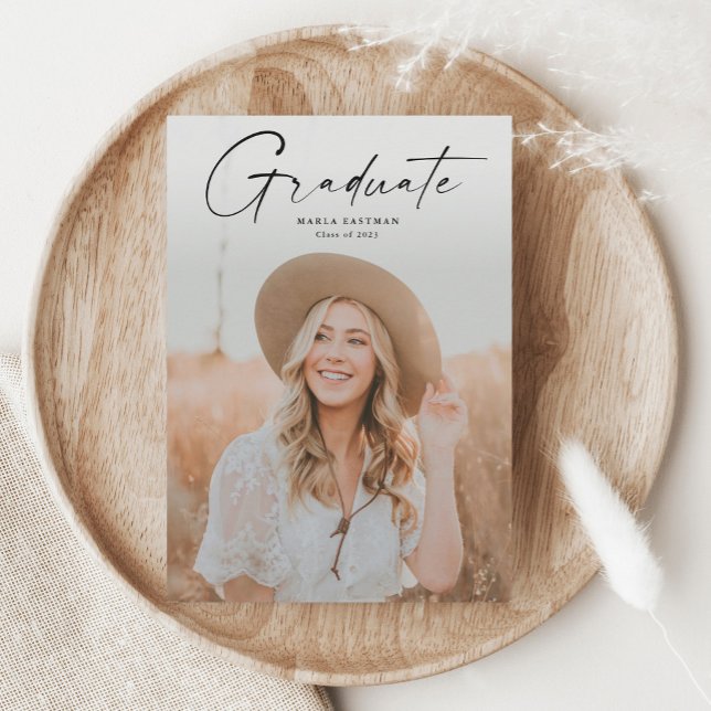 Anúncio Foto de Formatura de Graduado com Roteiro Moderno (Modern handwritten script photo graduation announcement card.)