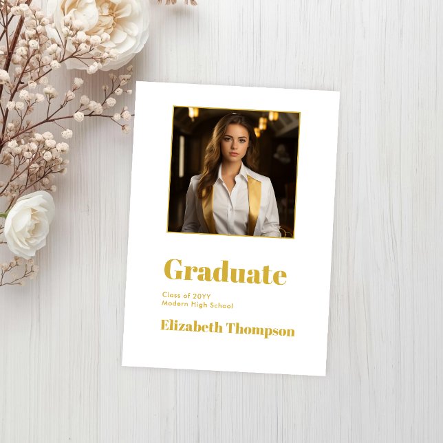 Anúncio Foto de Formatura Moderna em Dourado e Branco (Modern Gold and White Graduation Photo Announcement)