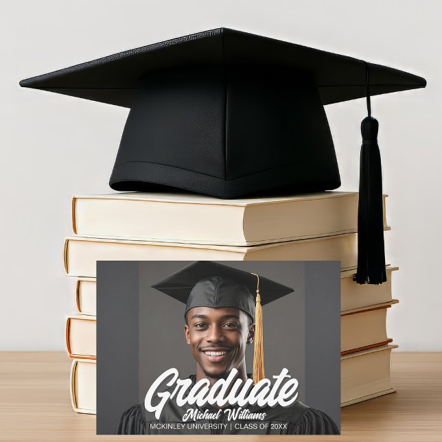 Anúncio Foto de Graduação com Letra Negrito de Conclusão (Criador carregado)