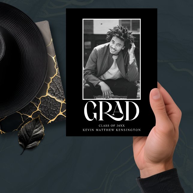 Anúncio Foto de Graduação da Tipografia Branca Moderna em  (Modern Black White Typography Graduation Photo Announcement with Instant Download)