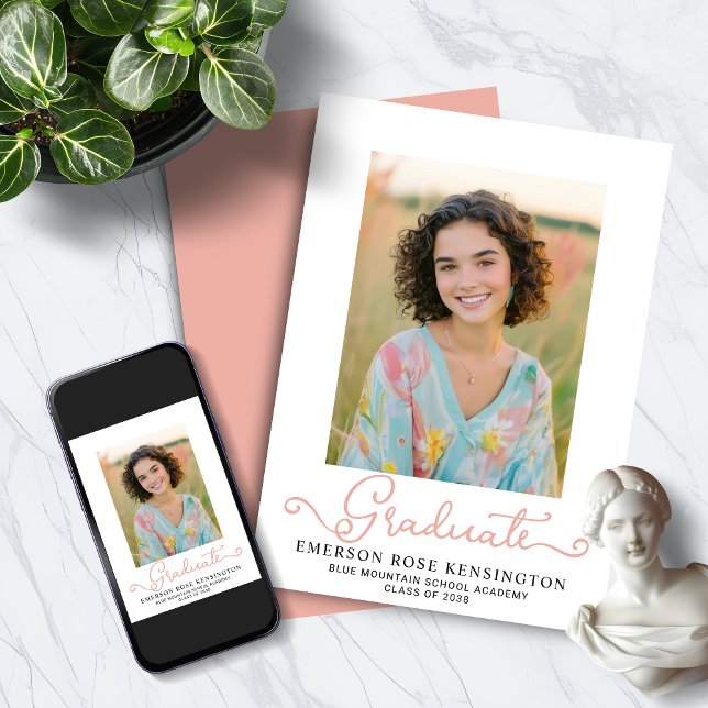 Anúncio Foto de Graduação Rosa Típica Moderna (Modern Typography Pink Graduation Photo Announcement)