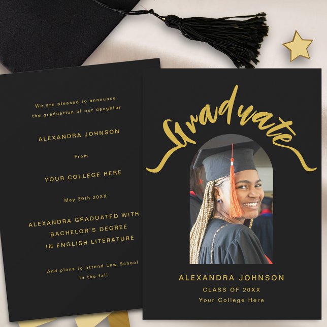 Anúncio Foto de Graduado Moderno Arco Dourado Rótulo de Gr (Modern trendy graduate photo arch graduation announcement card stylish black and gold script)
