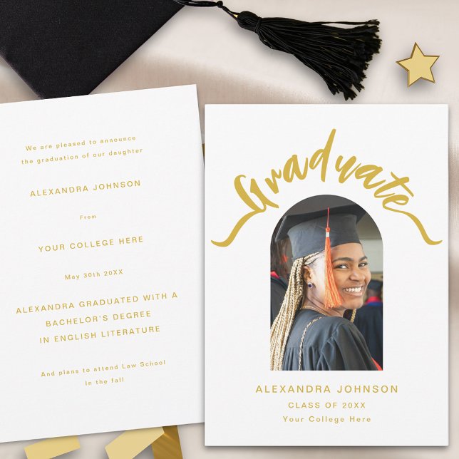 Anúncio Foto de Graduado Moderno Arco Dourado Rótulo de Gr (Modern trendy white and gold script arch photo graduation announcement card)