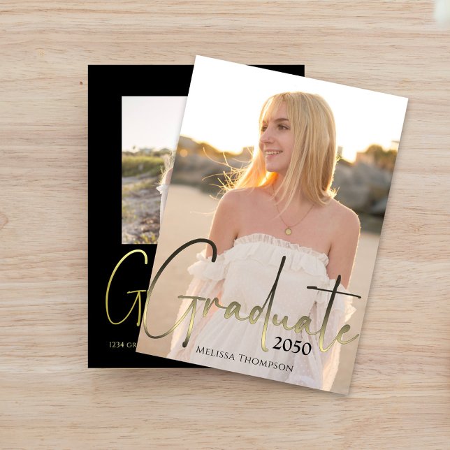 Anúncio Foto de Graduado Tipografia Elegante Simples Doura (Modern graduation photo card featuring simple script typography and clean layout design.)