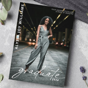 Anúncio Foto de Graduado Universitário com Letra Minimalis