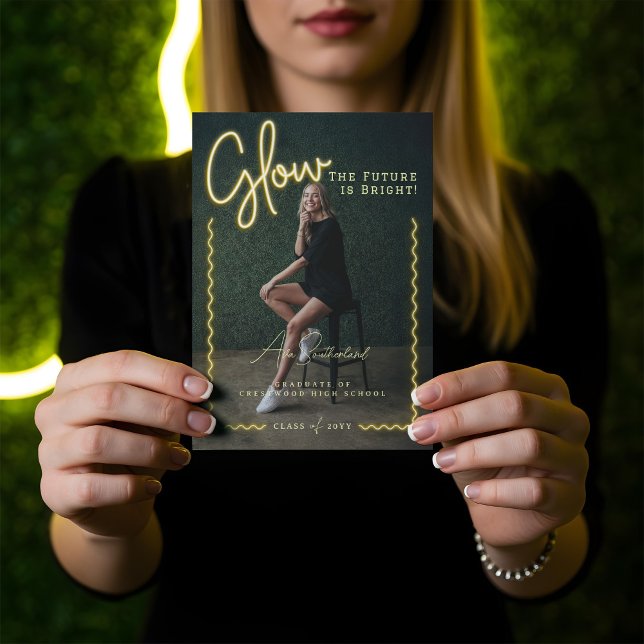 Anúncio Foto do Formando de Onda Amarelo Neon com Script B (Modern Glow Script Yellow Neon Wavy Graduate Photo Announcement)
