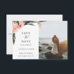 Anúncio Foto Floral de Coral de Trópicos Modernos Salva a<br><div class="desc">Folhagem verde e floral rosa de coral da ilha tropical elegante e moderna,  Photo Wedding Save the Date Card. A cor de cópia de segurança,  mostrada em cor-de-coral de tendência,  pode ser personalizada.</div>