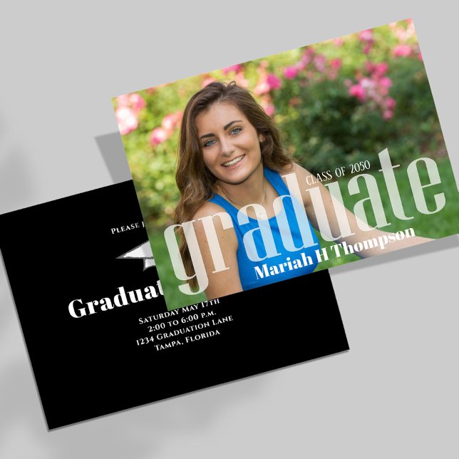 Anúncio Foto minimalista branca e preto formando (Graduation modern black and white photo typography invitation template. )