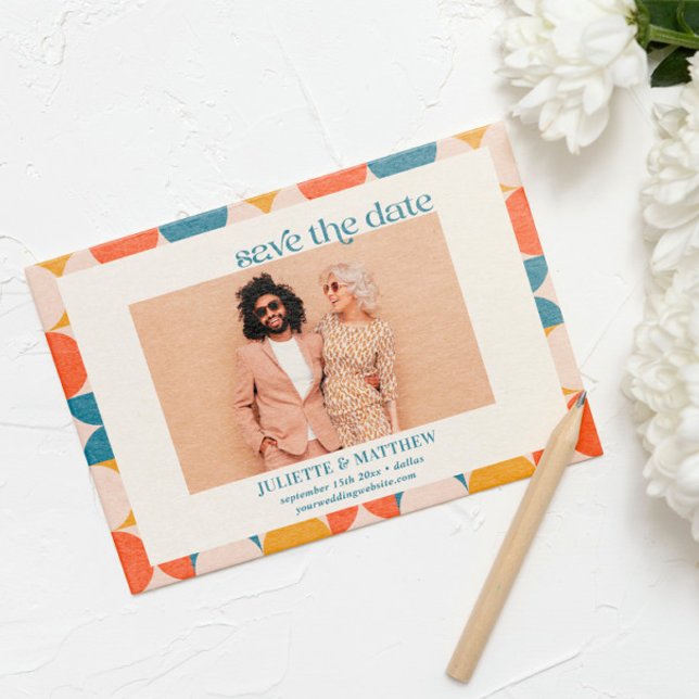 Anúncio Foto moderna do Meio século Azul-Laranja Retro (Mid Century Modern Orange Blue Yellow Pattern Photo Save the date)