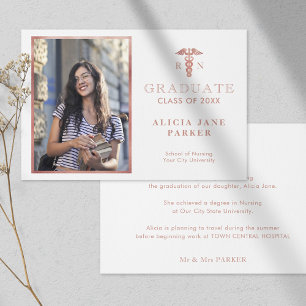 Anúncio Foto rosa dourada da graduação da escola de enferm