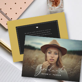 Anúncio Foto simples do Boné de formatura minimalista