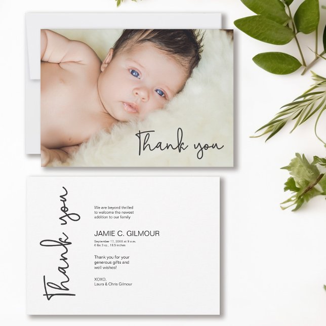 Anúncio Foto Simples Para Bebê Obrigado Escrever Nasciment (Thank you and birth announcement baby photo card. Modern and trendy typography.)