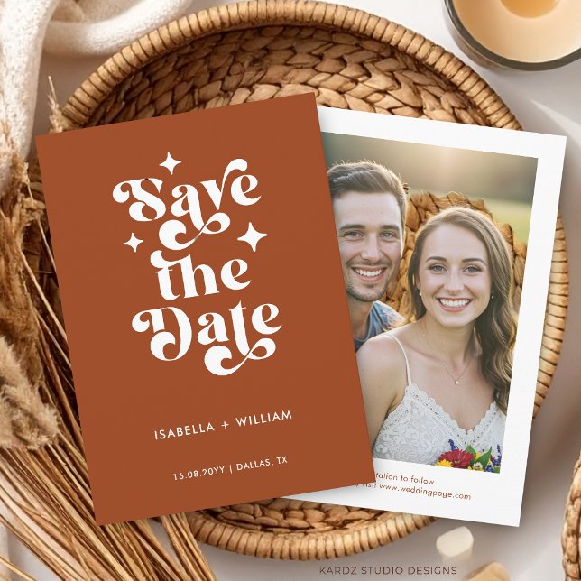 Anúncio Fotografia Tipografia Retro Casamento Salvar a Dat (The front and back of the invitation shown in a 5x7-inch size. Choose size, paper, and corner style.)