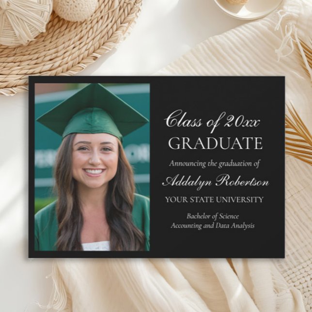 Anúncio Fotos da Universidade Faculdade Preto Branco Gradu (Elegant script black graduation photo announcement)