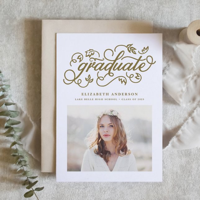 Anúncio Fotos de Formatura com Caligrafia Rústica Dourada (Customizable photo graduation announcement featuring whimsical rustic calligraphy. )