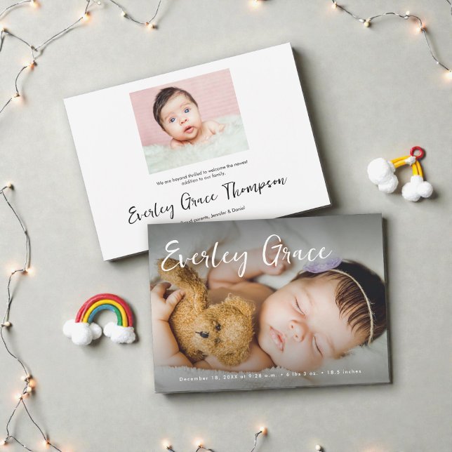 Anúncio Fotos Personalizadas de Bebê Nome com Grafia Elega (Custom baby photos birth announcement card with elegant script name and birth stats.)