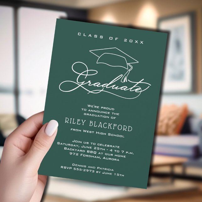 Anúncio Grad Cap em Verde Escuro Graduação (Dark green graduation announcement cards feature your details in chic white lettering.)