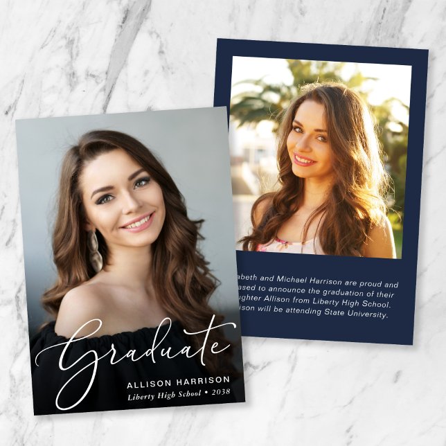 Anúncio Graduação Azul de Sobreposição de Fotos de Script  (An elegant photo graduation announcement to celebrate the graduate's achievements)