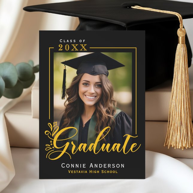 Anúncio Graduação Black Gold Script Foto Graduação  (Graduate Trendy Script Photo Graduation Announcement)