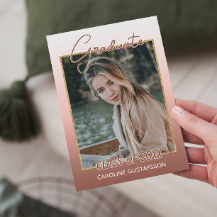 Anúncio Graduação Cor-de-rosa com pincel de ombro de Na mo