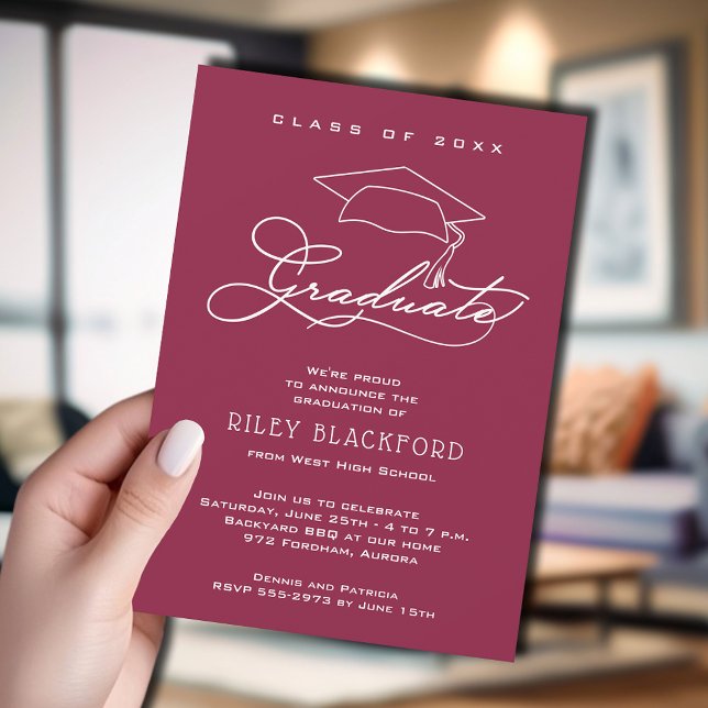 Anúncio Graduação da Maroon do Boné de Formando Moderno (Maroon graduation announcement cards feature your details in chic white lettering.)
