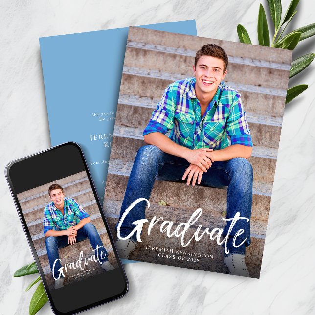 Anúncio Graduação de Foto Azul Claro com Script Bold Moder (Modern Bold Script Light Blue Photo Graduation Announcement with Instant Download)