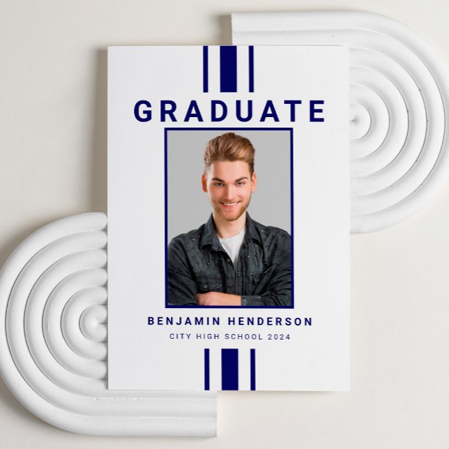 Anúncio Graduação de Foto Azul do Marinho Moderno (Modern Navy Blue Photo Graduation Announcement Card)