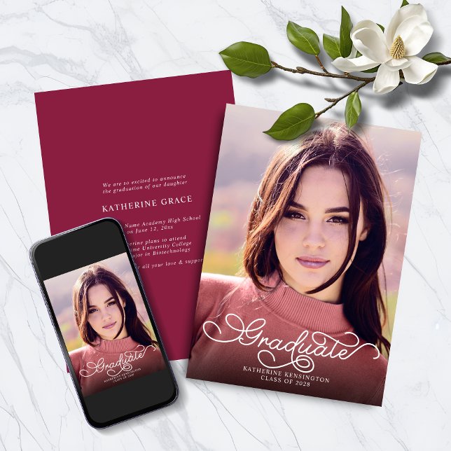 Anúncio Graduação de Foto Burgundy do Script Elegante Mode (Modern Elegant Script Burgundy Photo Graduation Announcement with Instant Download Option)