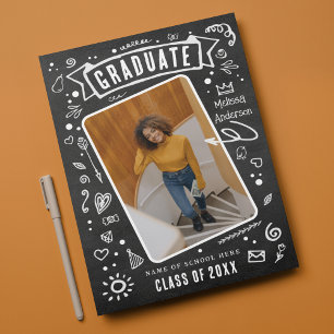 Anúncio Graduação de Foto de Porte Chalkboard Divertida