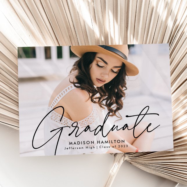 Anúncio Graduação de Foto de Script Preto do Formando Mode (Criador carregado)