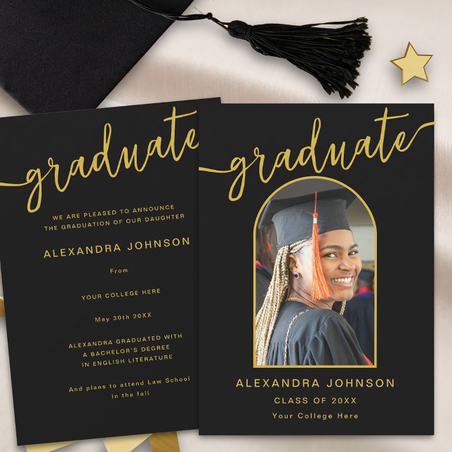 Anúncio Graduação de Foto do Arch Moderno (Modern arch photo black and gold script graduation announcement card trendy stylish chic design)