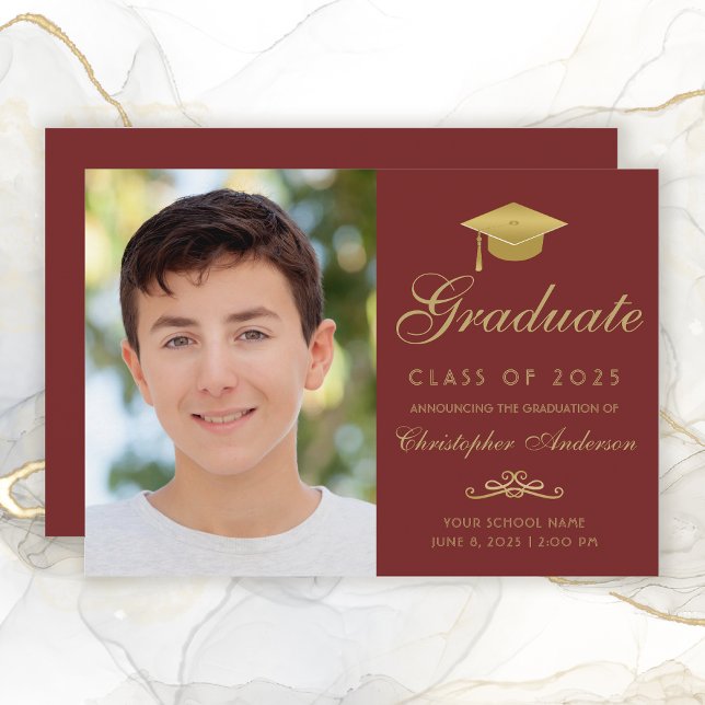 Anúncio Graduação de Foto do Boné de Formando de Script Do (Elegant Maroon and Gold Photo Graduation Announcement for boys.)