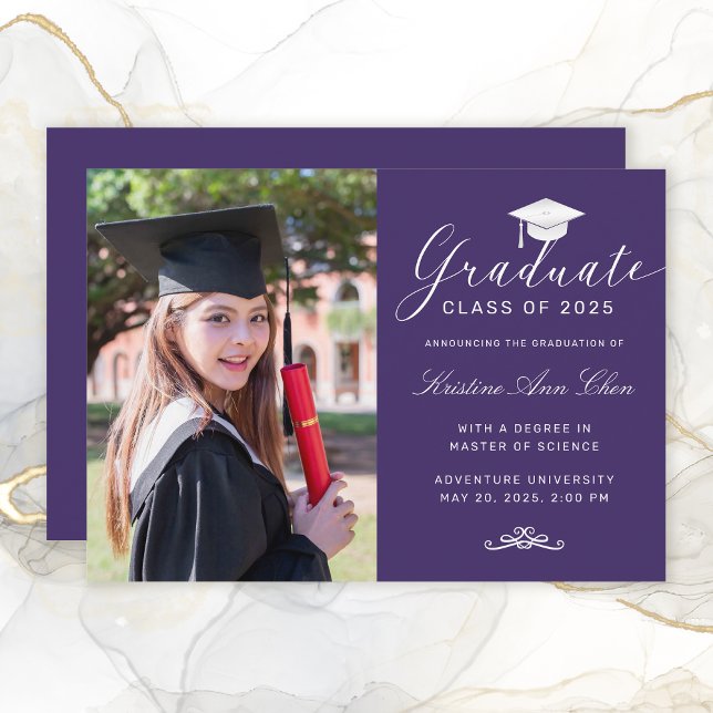 Anúncio Graduação de Foto do Boné de Script Branco Roxo El (Elegant Purple White Script Graduation Announcement)