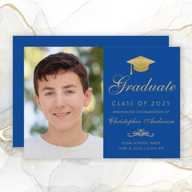Anúncio Graduação de Foto do Boné de Script Dourado Azul E (Elegant Royal Blue and Gold Photo Graduation Announcement for boys.)