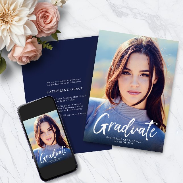 Anúncio Graduação de Foto do Script Azul do Marinho Modern (Modern Navy Blue Script Photo Graduation Announcement with Instant Download)