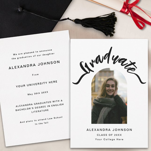 Anúncio Graduação de Foto em Arco do Formando Moderno (Modern photo arch black and white elegant script calligraphy  Graduation announcement card)