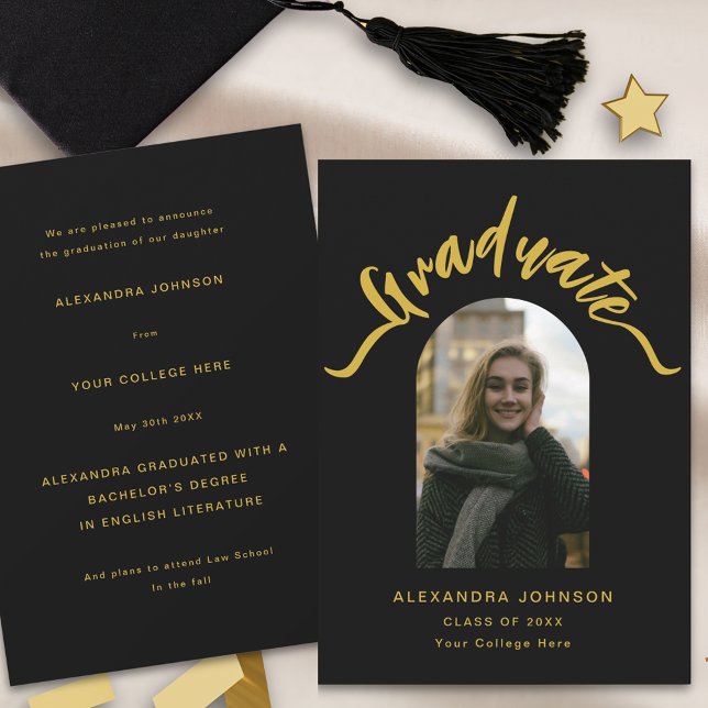 Anúncio Graduação de Foto em Arco do Formando Moderno (Modern arch photo black and gold script graduation announcement card)