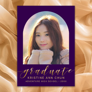 Anúncio Graduação de Fotos de Script Dourado de Arca Roxa