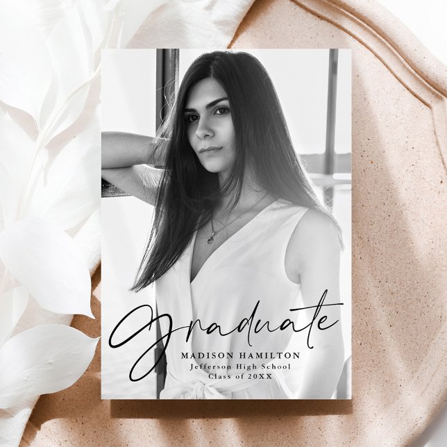 Anúncio Graduação de Fotos de Script Preto na moda (Criador carregado)