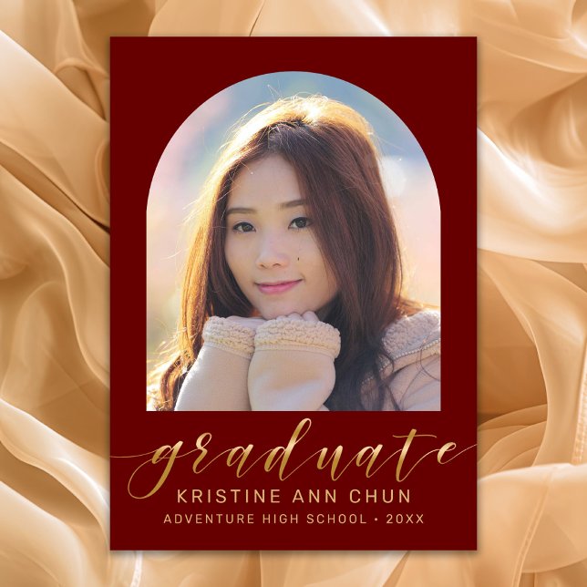 Anúncio Graduação de Fotos do Dourado Script Maroon Arch E (Maroon and Gold Script Photo Graduation Announcement)