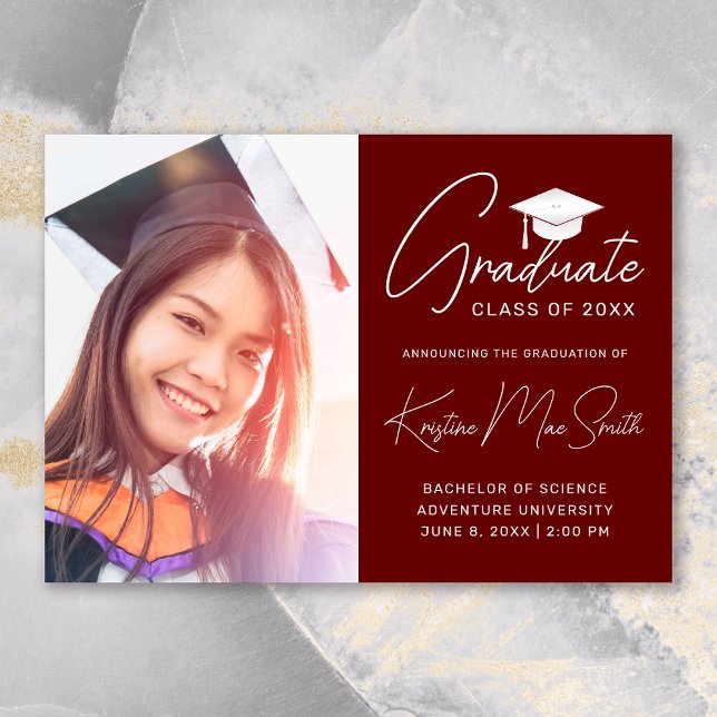 Anúncio Graduação de Fotos do Script Branco Moderno Maroon (Modern Maroon White Script Photo College Graduation Announcement)