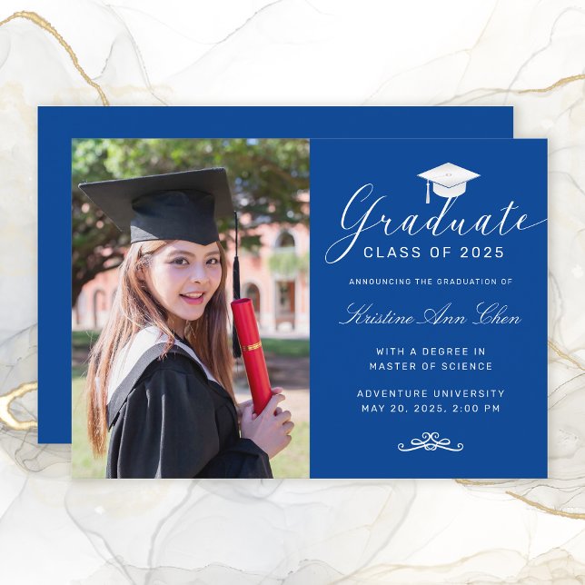 Anúncio Graduação de Fotos do Script Branco Real Elegante (Elegant Royal Blue White Script Cap Photo Graduation Announcement)