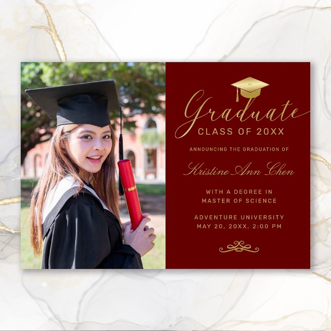 Anúncio Graduação de Fotos do Script Dourado Elegante Red  (Elegant Maroon Gold Calligraphy Photo Graduation Announcement)