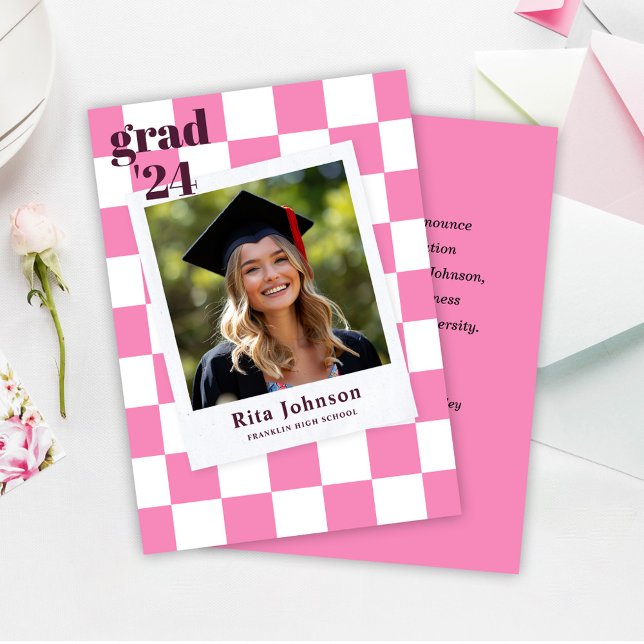 Anúncio Graduação de Fotos Moderna Verificada a Rosa do fo (Hot Pink Checkered Modern Photo Graduation Announcement)