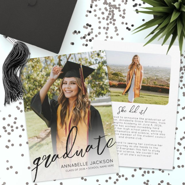 Anúncio Graduação de Fotos Simples do Formando de Script d (Trendy Script Graduate Simple Photo Graduation Announcement)