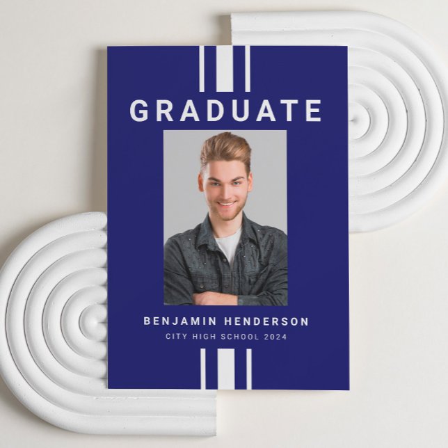 Anúncio Graduação de Marinho Azul Moderno (Modern Navy Blue Boy Graduation Announcement Card.)